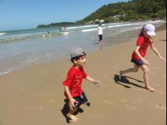 2ºs anos A e B em aula de campo na praia da Atalaia: aventuras e aprendizagens