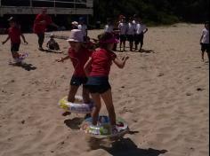 2ºs anos A e B em aula de campo na praia da Atalaia: aventuras e aprendizagens