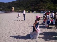 2ºs anos A e B em aula de campo na praia da Atalaia: aventuras e aprendizagens