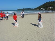 2ºs anos A e B em aula de campo na praia da Atalaia: aventuras e aprendizagens