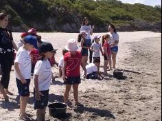 2ºs anos A e B em aula de campo na praia da Atalaia: aventuras e aprendizagens