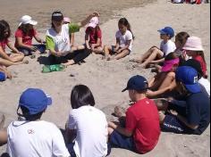 2ºs anos A e B em aula de campo na praia da Atalaia: aventuras e aprendizagens