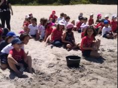 2ºs anos A e B em aula de campo na praia da Atalaia: aventuras e aprendizagens