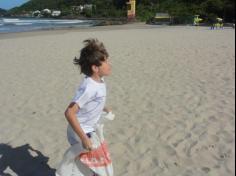 2ºs anos A e B em aula de campo na praia da Atalaia: aventuras e aprendizagens