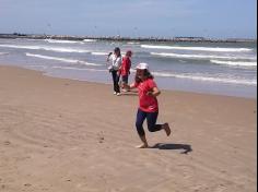 2ºs anos A e B em aula de campo na praia da Atalaia: aventuras e aprendizagens