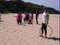 2ºs anos A e B em aula de campo na praia da Atalaia: aventuras e aprendizagens