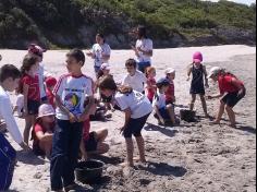 2ºs anos A e B em aula de campo na praia da Atalaia: aventuras e aprendizagens