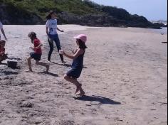 2ºs anos A e B em aula de campo na praia da Atalaia: aventuras e aprendizagens