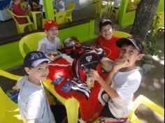 2ºs anos A e B em aula de campo na praia da Atalaia: aventuras e aprendizagens