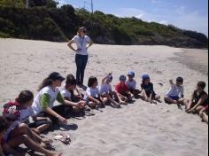 2ºs anos A e B em aula de campo na praia da Atalaia: aventuras e aprendizagens