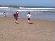 2ºs anos A e B em aula de campo na praia da Atalaia: aventuras e aprendizagens