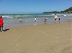 2ºs anos A e B em aula de campo na praia da Atalaia: aventuras e aprendizagens