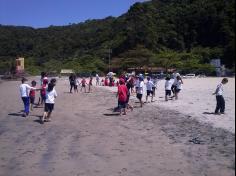 2ºs anos A e B em aula de campo na praia da Atalaia: aventuras e aprendizagens