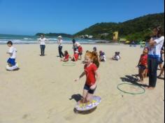 2ºs anos A e B em aula de campo na praia da Atalaia: aventuras e aprendizagens