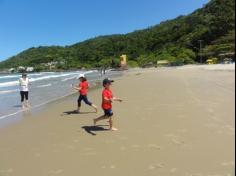 2ºs anos A e B em aula de campo na praia da Atalaia: aventuras e aprendizagens