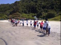 2ºs anos A e B em aula de campo na praia da Atalaia: aventuras e aprendizagens