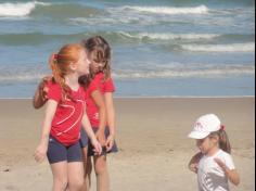 2ºs anos A e B em aula de campo na praia da Atalaia: aventuras e aprendizagens