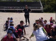 2ºs anos A e B em aula de campo na praia da Atalaia: aventuras e aprendizagens