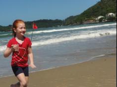 2ºs anos A e B em aula de campo na praia da Atalaia: aventuras e aprendizagens