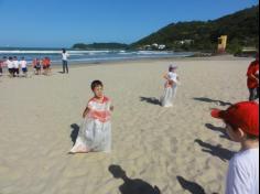 2ºs anos A e B em aula de campo na praia da Atalaia: aventuras e aprendizagens