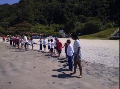 2ºs anos A e B em aula de campo na praia da Atalaia: aventuras e aprendizagens