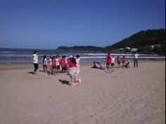 2ºs anos A e B em aula de campo na praia da Atalaia: aventuras e aprendizagens