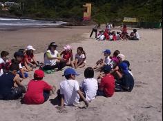 2ºs anos A e B em aula de campo na praia da Atalaia: aventuras e aprendizagens