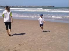 2ºs anos A e B em aula de campo na praia da Atalaia: aventuras e aprendizagens