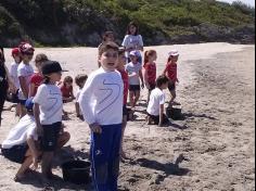 2ºs anos A e B em aula de campo na praia da Atalaia: aventuras e aprendizagens