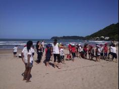 2ºs anos A e B em aula de campo na praia da Atalaia: aventuras e aprendizagens