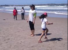 2ºs anos A e B em aula de campo na praia da Atalaia: aventuras e aprendizagens