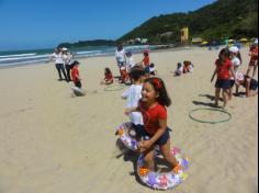 2ºs anos A e B em aula de campo na praia da Atalaia: aventuras e aprendizagens