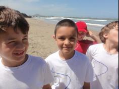 2ºs anos A e B em aula de campo na praia da Atalaia: aventuras e aprendizagens