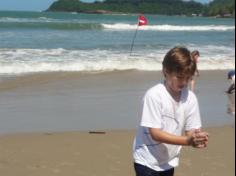 2ºs anos A e B em aula de campo na praia da Atalaia: aventuras e aprendizagens