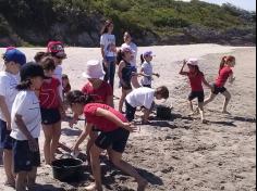 2ºs anos A e B em aula de campo na praia da Atalaia: aventuras e aprendizagens