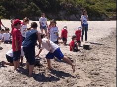 2ºs anos A e B em aula de campo na praia da Atalaia: aventuras e aprendizagens