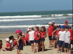 2ºs anos A e B em aula de campo na praia da Atalaia: aventuras e aprendizagens