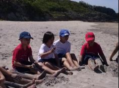 2ºs anos A e B em aula de campo na praia da Atalaia: aventuras e aprendizagens