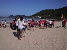 2ºs anos A e B em aula de campo na praia da Atalaia: aventuras e aprendizagens