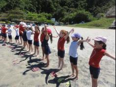 2ºs anos A e B em aula de campo na praia da Atalaia: aventuras e aprendizagens