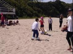 2ºs anos A e B em aula de campo na praia da Atalaia: aventuras e aprendizagens