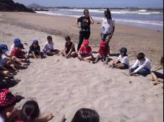 2ºs anos A e B em aula de campo na praia da Atalaia: aventuras e aprendizagens