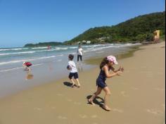 2ºs anos A e B em aula de campo na praia da Atalaia: aventuras e aprendizagens