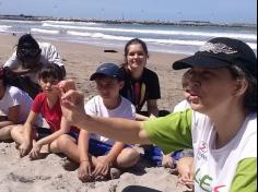 2ºs anos A e B em aula de campo na praia da Atalaia: aventuras e aprendizagens