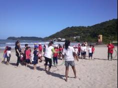 2ºs anos A e B em aula de campo na praia da Atalaia: aventuras e aprendizagens