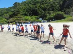 2ºs anos A e B em aula de campo na praia da Atalaia: aventuras e aprendizagens