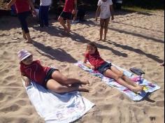 2ºs anos A e B em aula de campo na praia da Atalaia: aventuras e aprendizagens