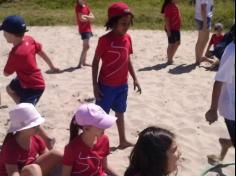 2ºs anos A e B em aula de campo na praia da Atalaia: aventuras e aprendizagens