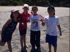 2ºs anos A e B em aula de campo na praia da Atalaia: aventuras e aprendizagens