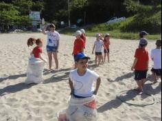 2ºs anos A e B em aula de campo na praia da Atalaia: aventuras e aprendizagens